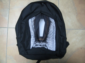 Metallica ruksak čierny, 100% polyester. Rozmery: Výška 42 cm, šírka 34 cm, hĺbka až 22 cm pri plnom obsahu